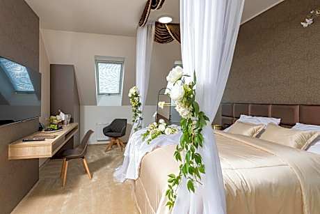 Junior Honeymoon Suite