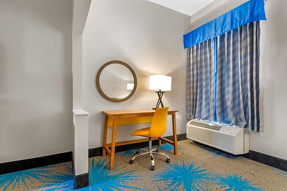 Days Inn & Suites by Wyndham Ridgeland