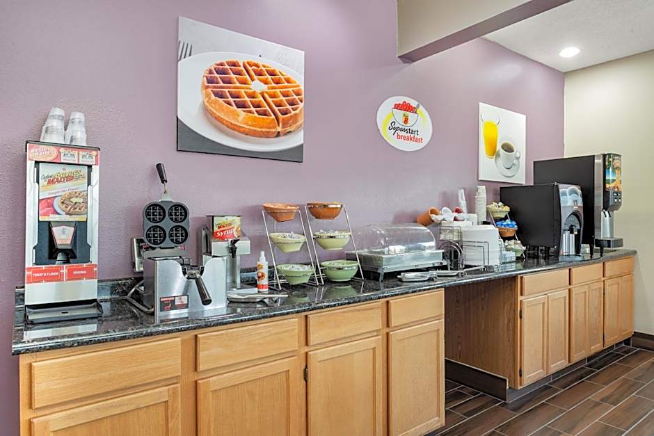 Super 8 by Wyndham Emmetsburg