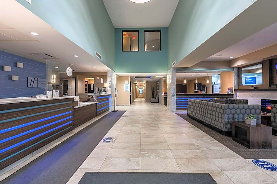 Holiday Inn Express Golden-Kicking Horse By IHG