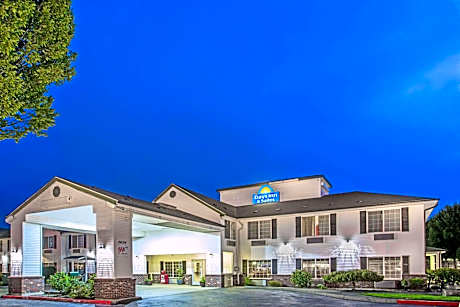 Days Inn & Suites by Wyndham Gresham