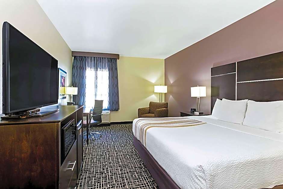 La Quinta Inn & Suites by Wyndham Denver Gateway Park