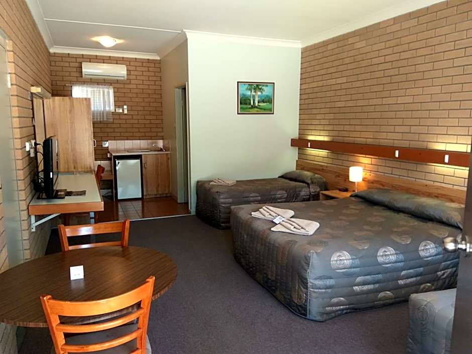 Holbrook Town Centre Motor Inn