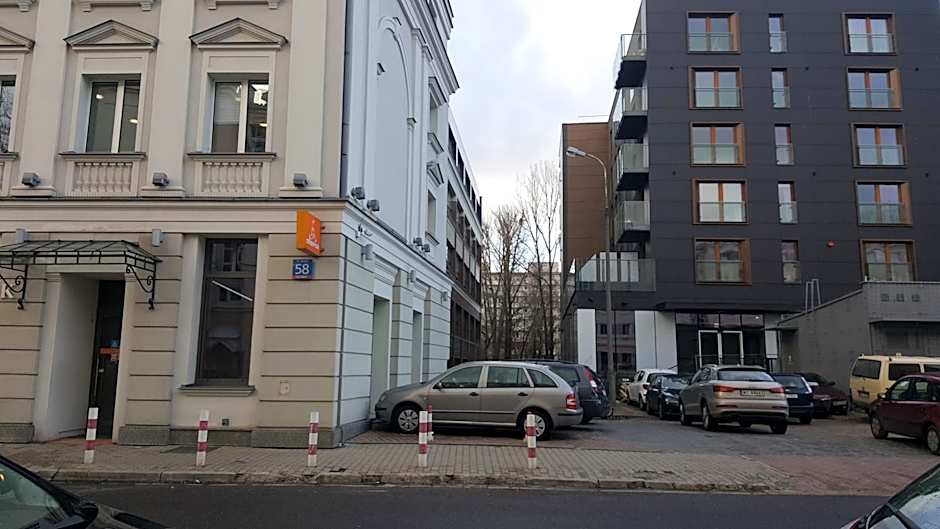 Aparthotel Pawia Deluxe- 10 min to center, self check-in, optional breakfest, parking on the street