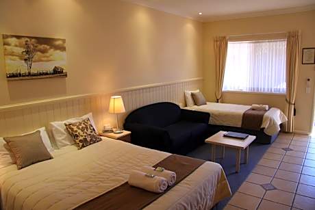 Queen and Single Suite 