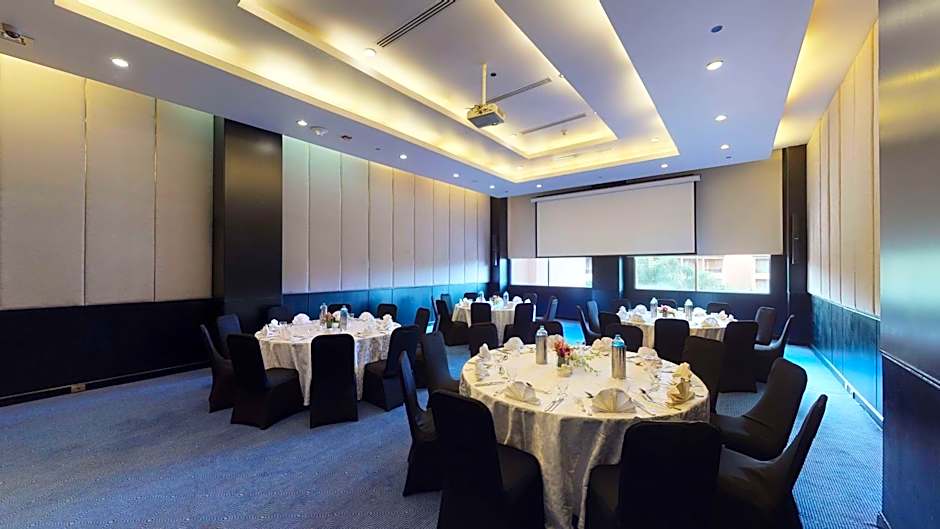 Dusit Thani LakeView Cairo