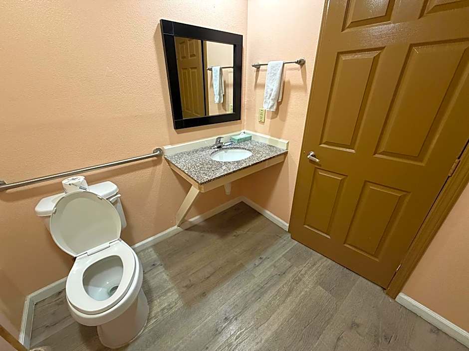 Paradise Inn & Suites