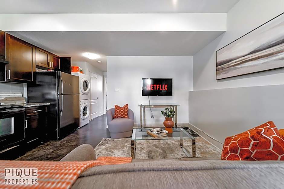 Stunning Modern Suite - King Bed - Free Parking & Netflix - Fast Wi-Fi - Long Stays Welcome