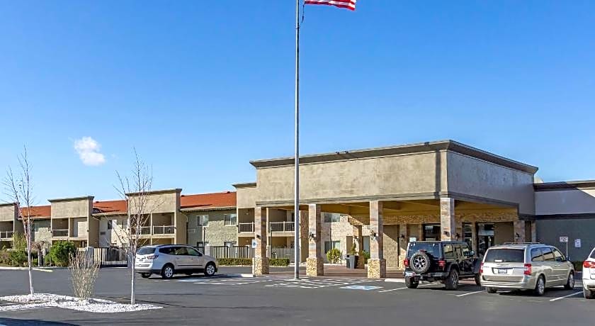 Best Western Plus Lake Front Hotel