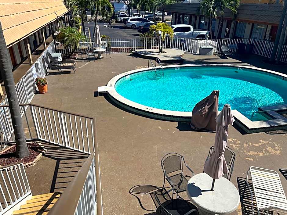 Days Inn by Wyndham St. Petersburg Central
