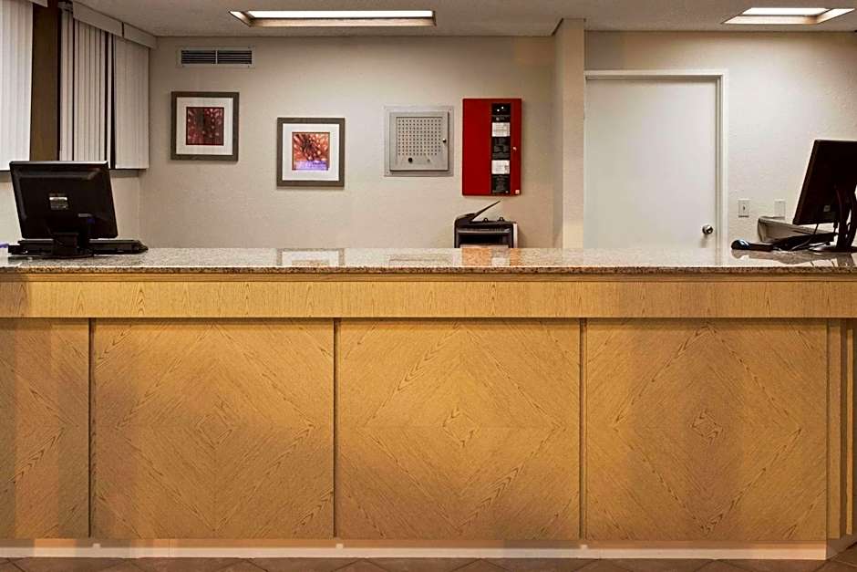 La Quinta Inn & Suites by Wyndham St. Pete-Clearwater Airport