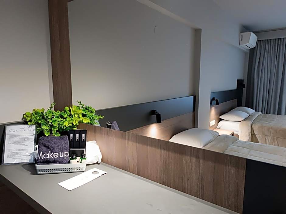 Elizabeth Queen Luxury Rooms