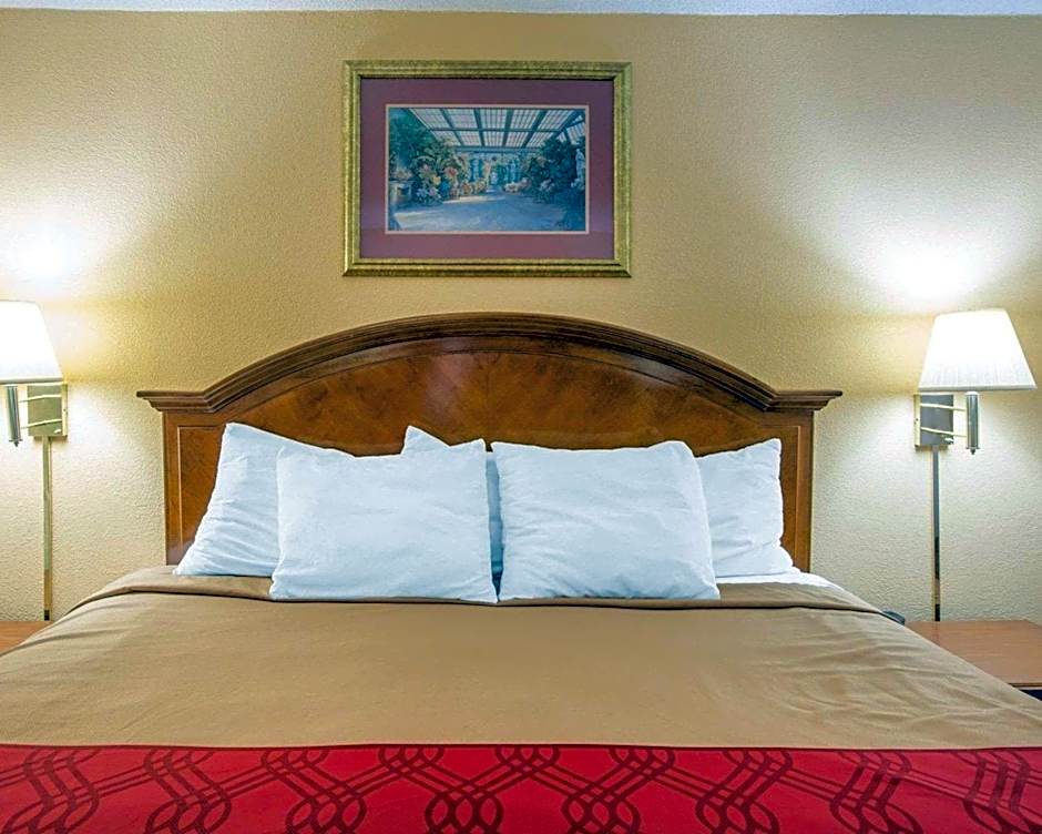 Econo Lodge  Inn & Suites Macon West