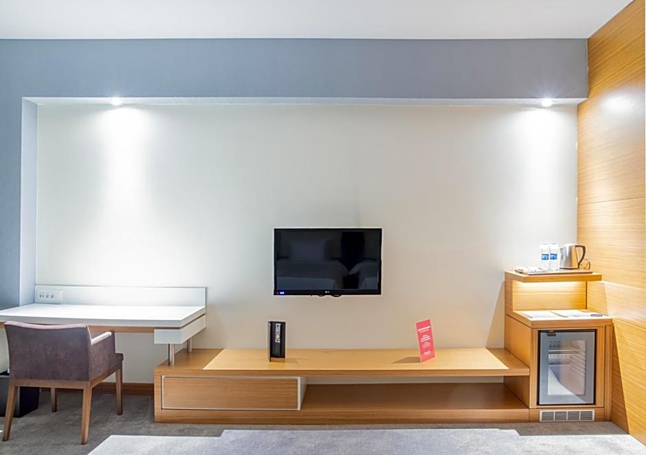 Zdjęcie 1 z 4 — 1 King Bed, Accessible