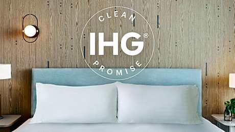 Queen Room with Accessible Transfer Shower - Non-Smoking