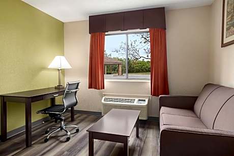 King Studio Suite with Tub - Non-Smoking