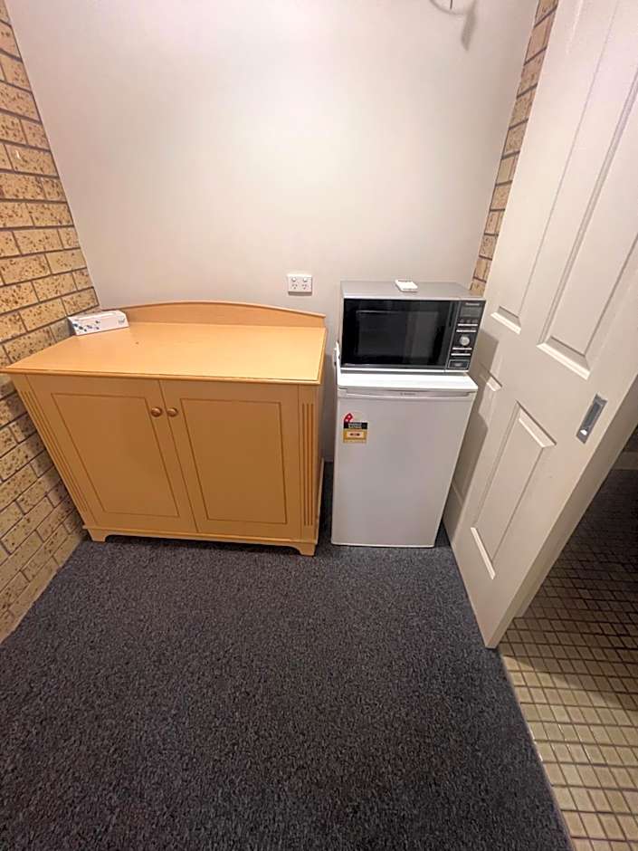 OVERLANDER MOTOR LODGE