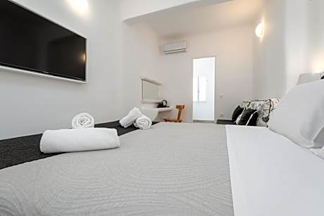 Deluxe Suite with Plunge Pool & Caldera View