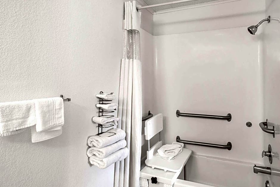 Howard Johnson by Wyndham Wilmington