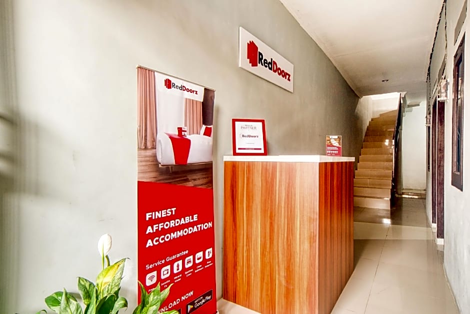 RedDoorz near Graha Cijantung Mall
