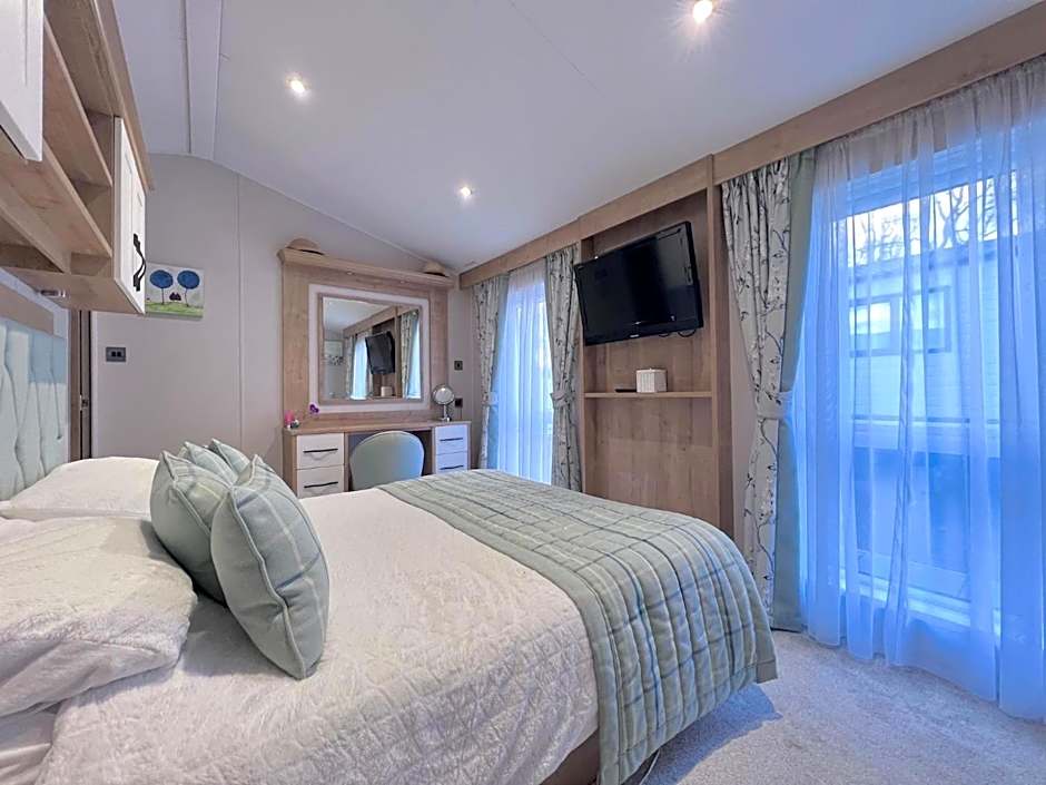 Lakeside Dorchester Lodge - Hot Tub with Fishing Peg