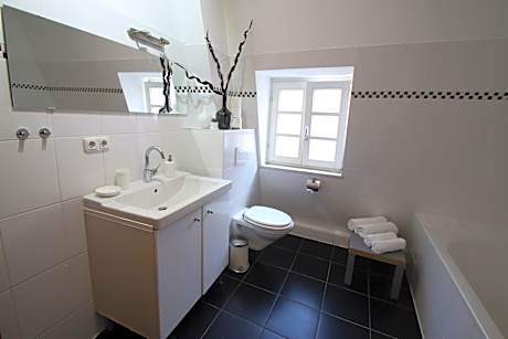 Studio Apartment with Kingsize Bed (annex) 1.OG