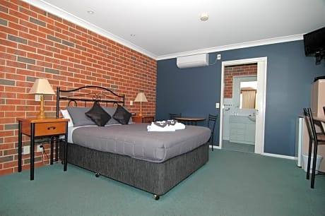 Deluxe Queen Suite with Spa Bath