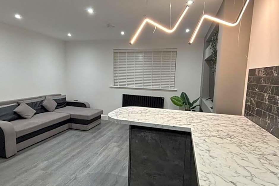 Under New Top Rated Management I Stylish 2BR Apartments I Central Hub I Free Parking I Work Ready Amenities