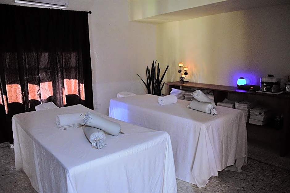 Costa de Oro Beach Hotel
