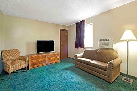 Deluxe King Suite - Non-Smoking