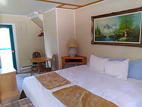 Deluxe King Studio (Not Pet-Friendly)