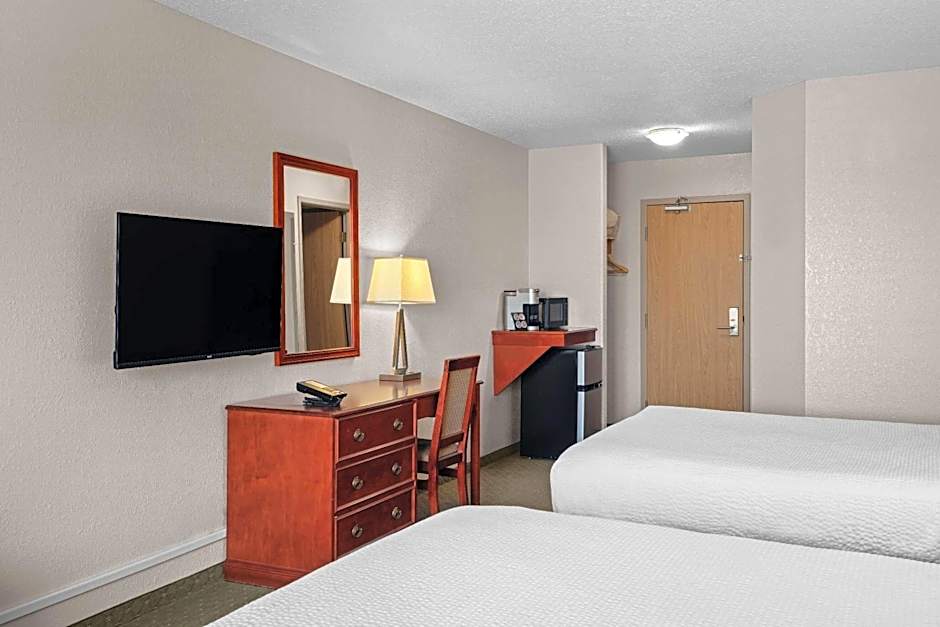 Days Inn & Suites by Wyndham Winkler