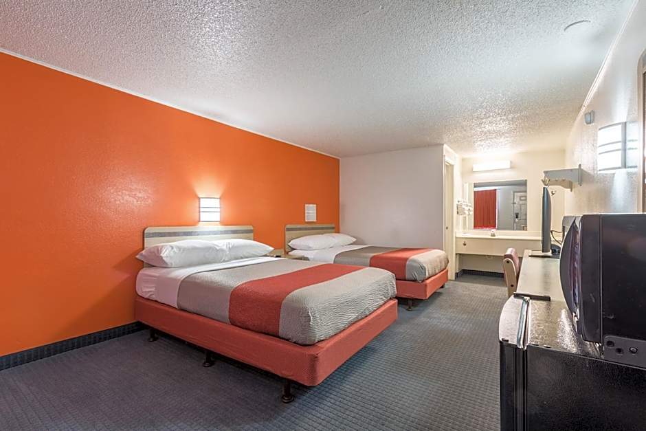 Travelodge by Wyndham Lansing