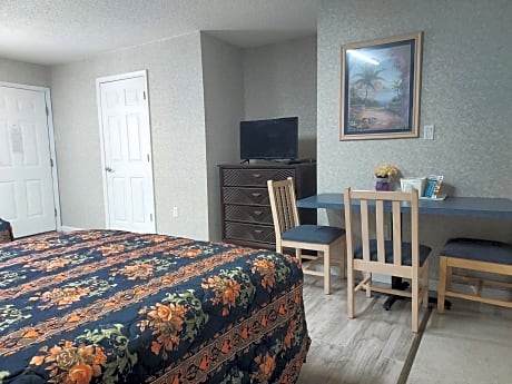 2 Queen Beds with Kitchenette