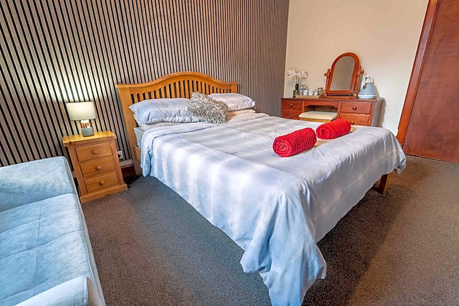 Prime location rooms in high street