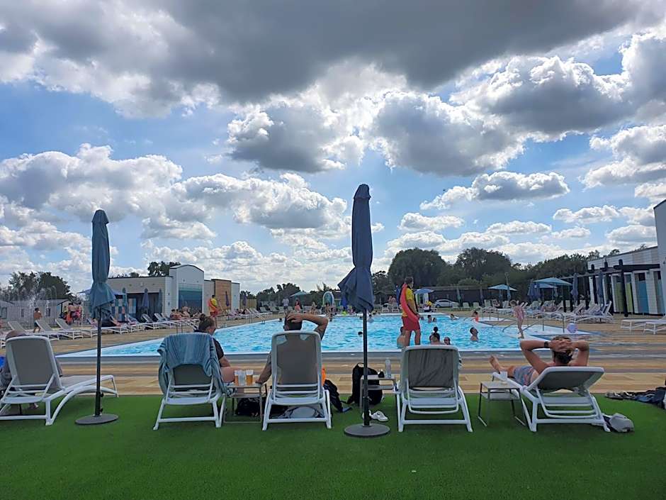 Relaxing Breaks with Hot tub at Tattershal lakes 3 Bedroom