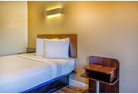 1 King Bed | Mobil Access Tub Nsmk Micfridg