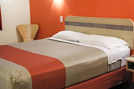 Queen Room - Disability Access - Non-Smoking