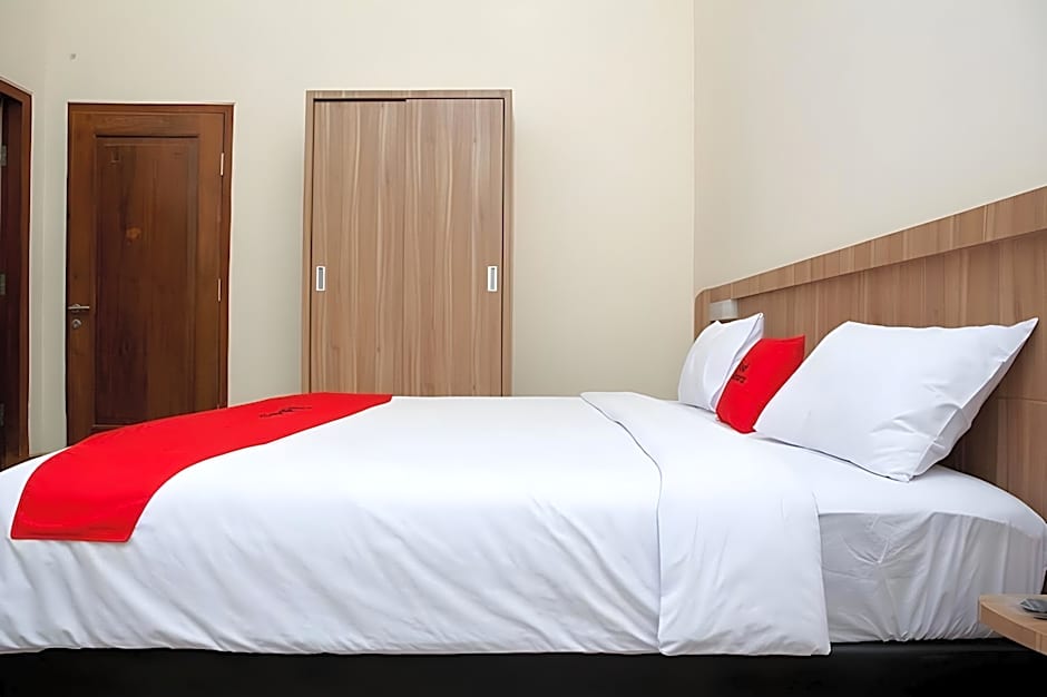 RedDoorz Plus near Pasundan University