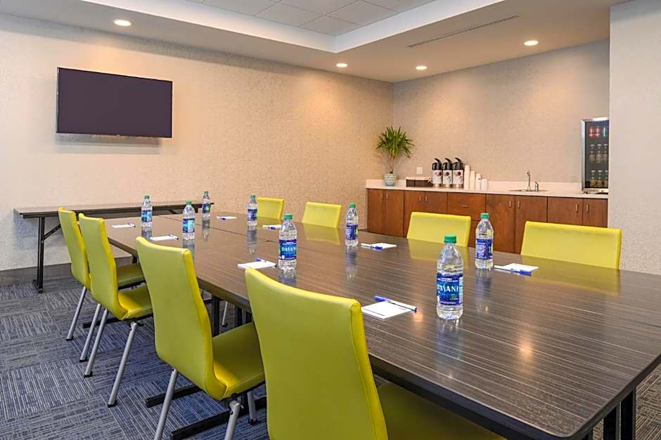 Holiday Inn Express & Suites St. Petersburg - Seminole Area By IHG