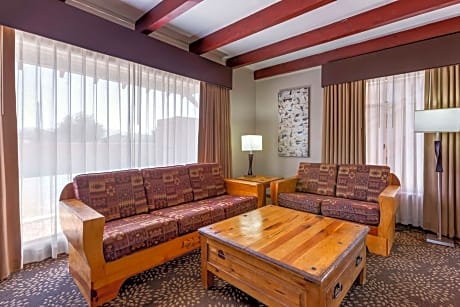 SUITE-1 KING BED,NSMK,HI SPEED NET,MICRWAVE REFRIG,COFMKR,FULL BREAKFAST