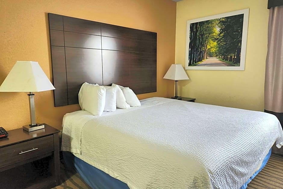 Days Inn & Suites by Wyndham Pasadena