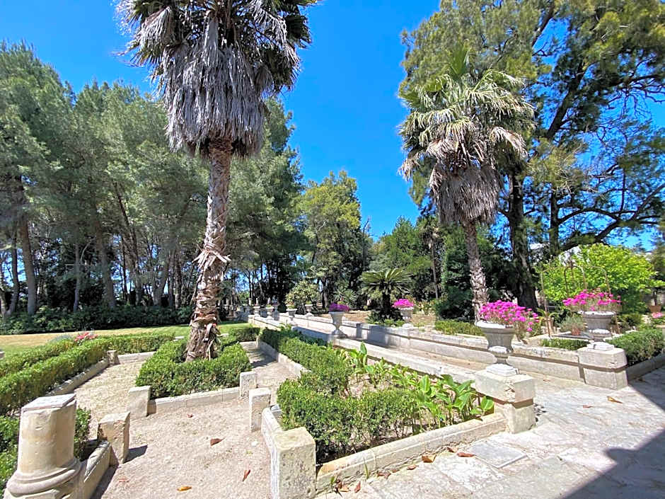 Palazzo de Carlo e il parco dei 7 pozzi