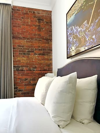 Legacy Queen Room (Private Bathroom)
