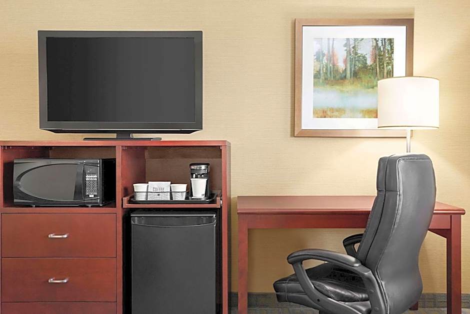 Travelodge by Wyndham Oshawa Whitby