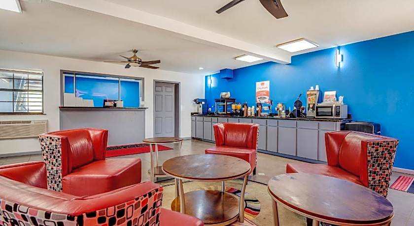 Econo Lodge Inn & Suites