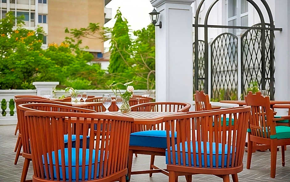 Manoir Des Arts Hotel