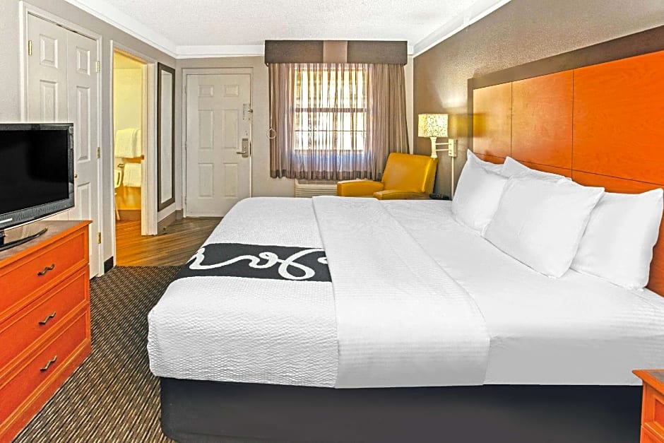 La Quinta Inn & Suites by Wyndham Wichita Falls Airport Area