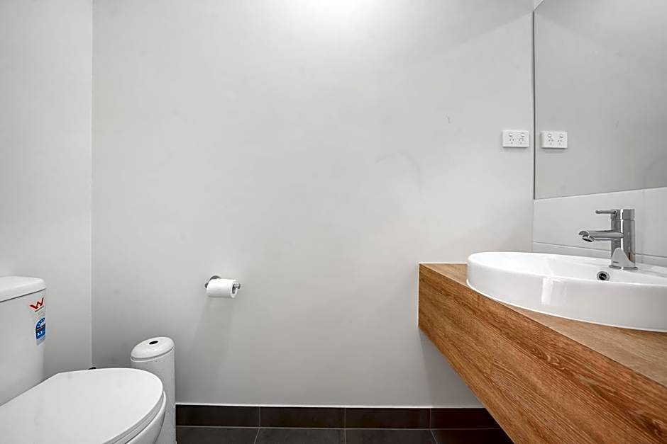 Charming Cozy Stylish Unique Retreat, Steps from Alira Village Mall, Park