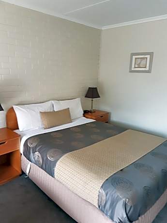 Standard 1 Queen Bed